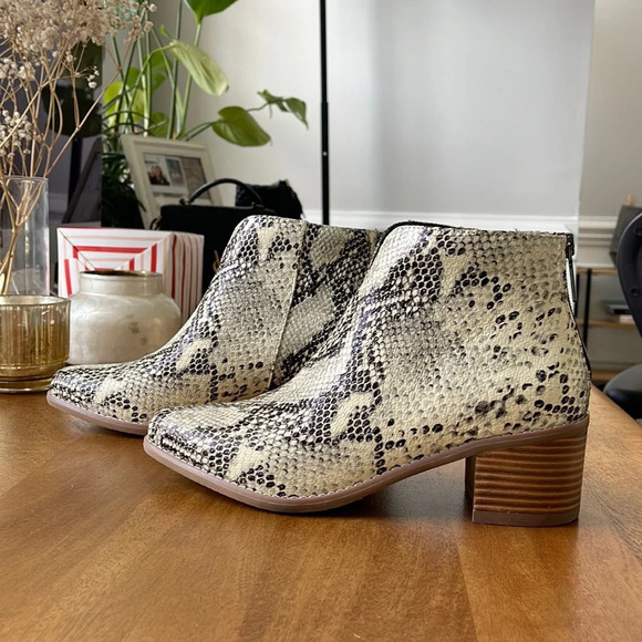 aqua college Shoes - Snake skin leather boots size 7.5 & 8 waterproof
